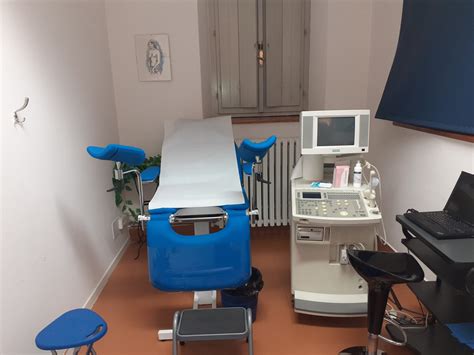 studio medico ginecologico moderno con attrezzature diagnostiche