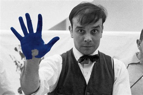 Ritratto fotografico di Yves Klein in un momento di meditazione artistica