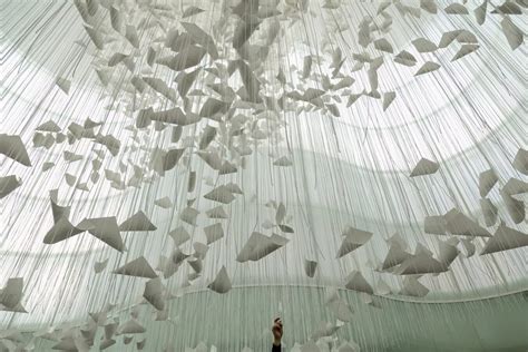 Installazione contemporanea che esplora il concetto di spazio vuoto nell'arte