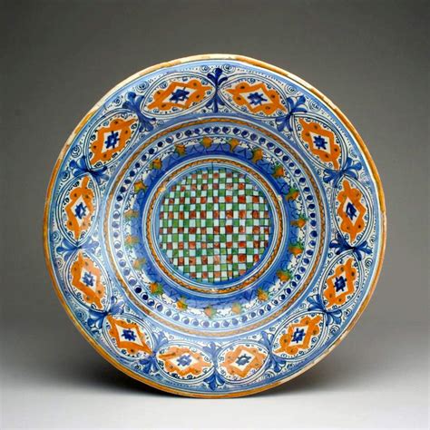 Esempio di tazza da puerpera in maiolica di Montelupo fiorentino