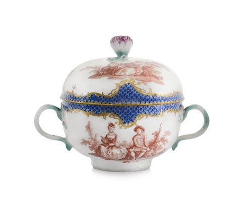 Tazza da puerpera in porcellana Meissen con decorazioni dettagliate