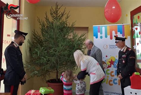 Genitori e bambini che addobbano insieme l'albero di Natale in un momento di gioia condivisa