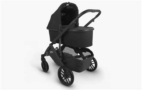 Accessori per passeggino organizzati in un cestello capiente