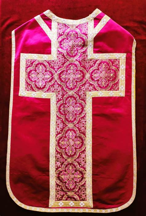 dettaglio di stola e paramenti liturgici in tessuto pregiato