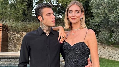 Chiara Ferragni e Fedez annunciano la gravidanza con una foto su Instagram