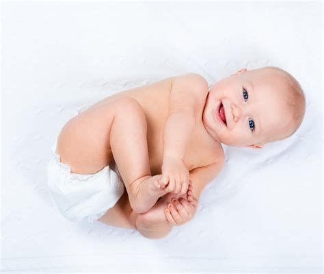 Neonato appena nato pelle a pelle con la madre