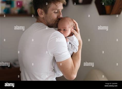 Padre che tiene in braccio il suo neonato