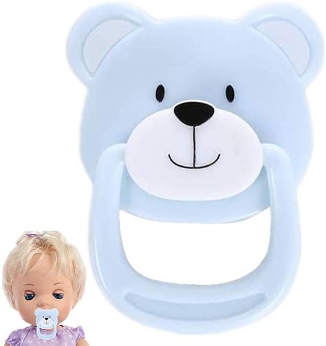 primo piano di un neonato reborn con ciuccio magnetico trasparente