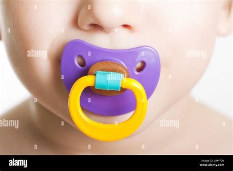 bambino con succhietto