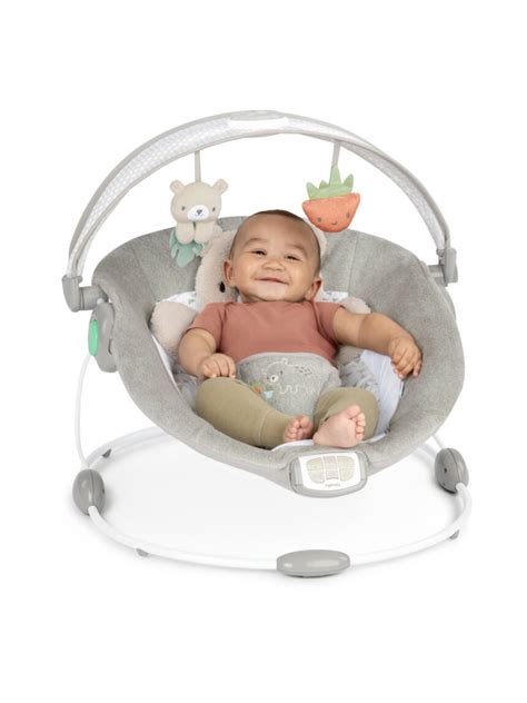 Bambino neonato rilassato su una sdraietta vibrante Ingenuity