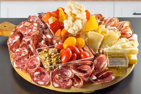 Scarola fresca su un tagliere con altri ingredienti per la cottura
