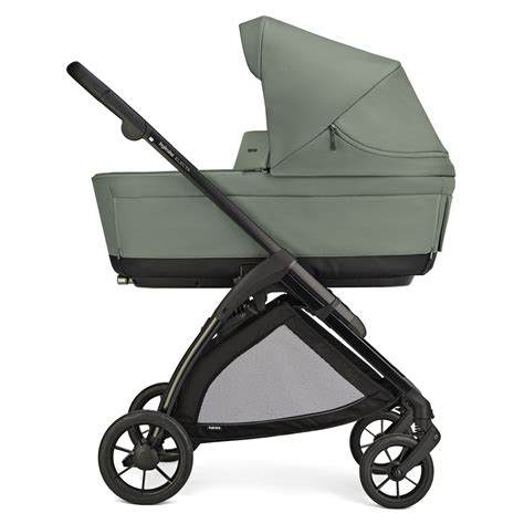 Trio Inglesina in un ambiente urbano moderno