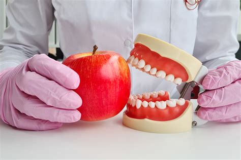 infografica che mostra la differenza tra la masticazione libera e quella mediata da una rete