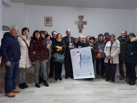 Gruppo di genitori e educatori in un incontro informativo