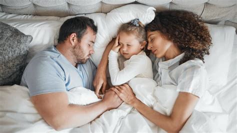 Genitori e neonato che dormono nella stessa stanza