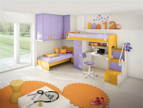Cameretta per bambini colorata con letto a soppalco e scrivania