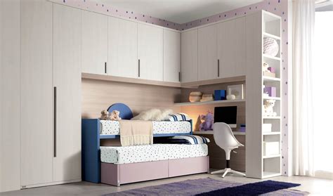Cameretta per bambini con letto a castello, scrivania e armadio integrato
