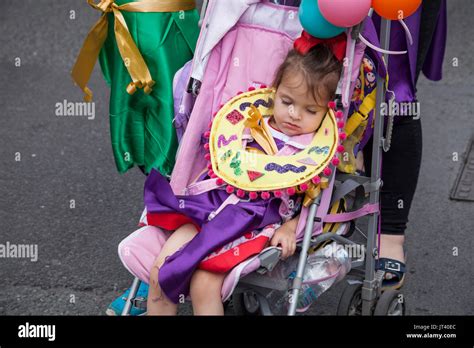 Bambina vestita da principessa in passeggino carrozza