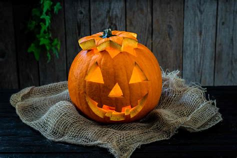 passeggino decorato come una zucca di Halloween con cartone