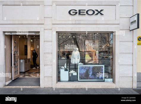 Una selezione curata di calzature Geox femminili esposte in un ambiente moderno e luminoso