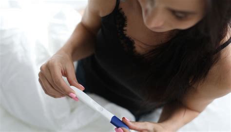 Donna che utilizza un test di ovulazione