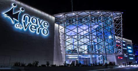 Ingresso del Centro Commerciale Nave de Vero