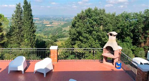 Panorama dell'Agriturismo Materno con vista sulle colline toscane