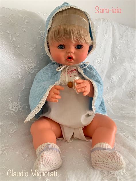 bambola che viene vestita