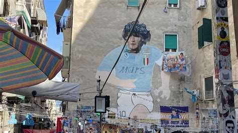 Murale di Napoli con il ciuccio come simbolo di resistenza