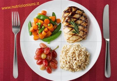 Piatto sano ed equilibrato con frutta, verdura, proteine e cereali integrali per la mamma che allatta