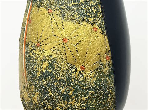 Dettaglio della tecnica a olio e foglia d'oro in una riproduzione di Klimt