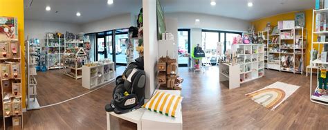 Un elegante showroom di prodotti per l'infanzia con esposizione di sistemi modulari moderni