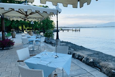 Vista panoramica di un lago con una pizzeria in lontananza