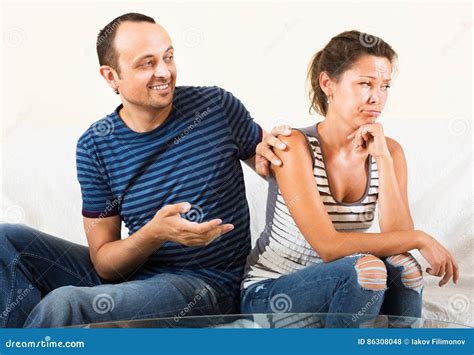 Coppia in conversazione seria