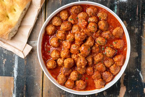 Preparazione di polpettine di carne macinata di vitello per bambini piccoli