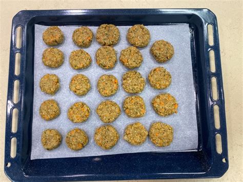 Polpette di lenticchie e quinoa cotte in forno su carta da forno