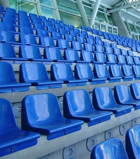 Panoramica di uno stadio con tribune e sedute colorate