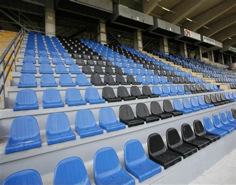 Infografica: Proprietà del polipropilene per seggiolini stadio (ignifugo, UV resistente)