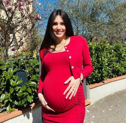 Clarissa Marchese con il pancione in attesa di Arya
