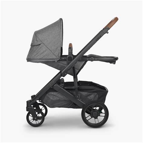 Passeggino UPPAbaby Cruz v2 in ambiente urbano
