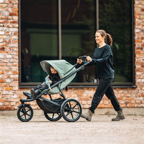 Passeggino Thule Urban Glide 3 su sentiero sterrato