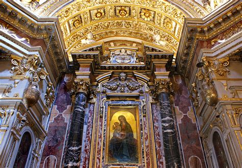 Interno della Chiesa della Madonna delle Grazie con dettagli degli affreschi e altari