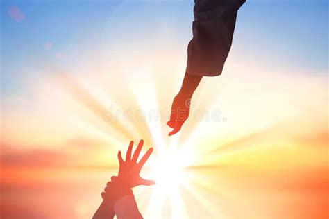 Illustrazione di mani che si aiutano a superare un ostacolo
