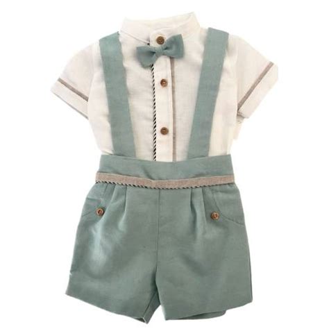 Bambino neonato in vestito elegante da battesimo estivo