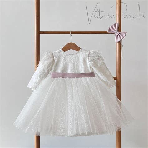 Dettagli ricamati su un vestito da battesimo