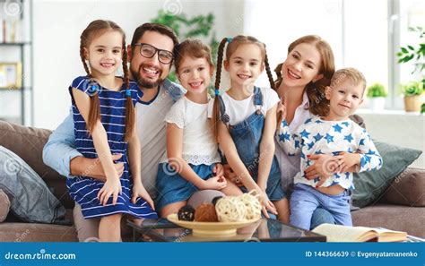 famiglia numerosa con bambini