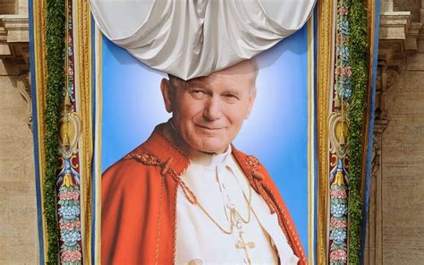 Giovanni Paolo II durante una cerimonia di beatificazione