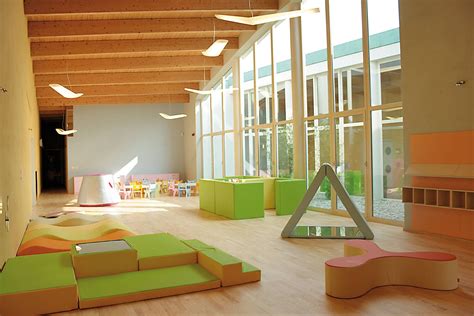 Asilo nido moderno con bambini