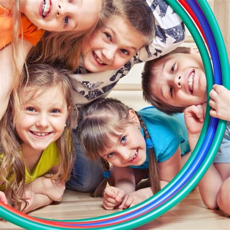 Bambini che imparano giocando in gruppo