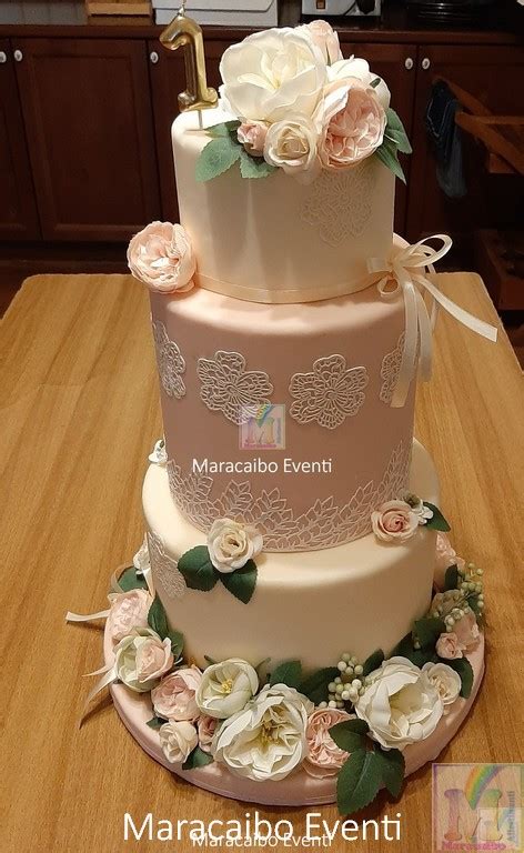 Torta di compleanno scenografica in pasta di zucchero